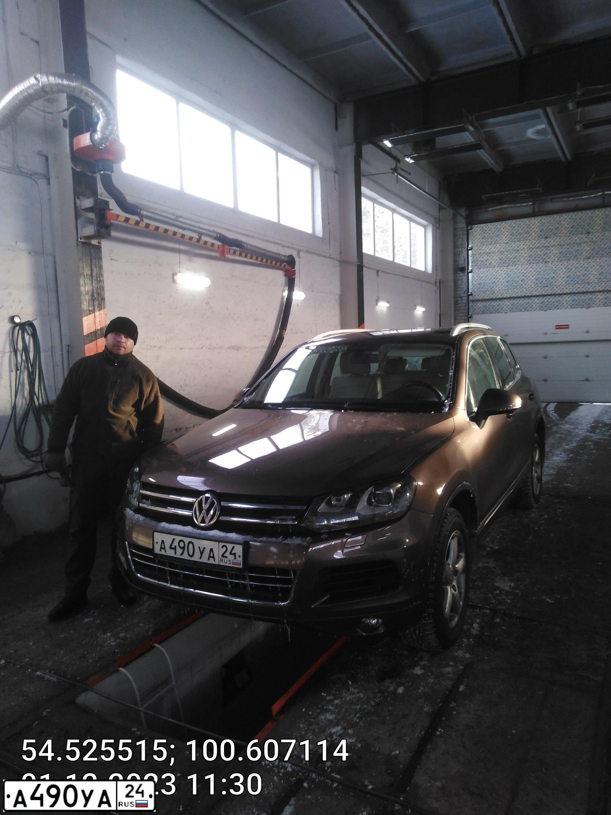 Фото автомобиля VOLKSWAGEN TOUAREG, 2012 — госномер Р126КУ138. Цвет: Коричневый