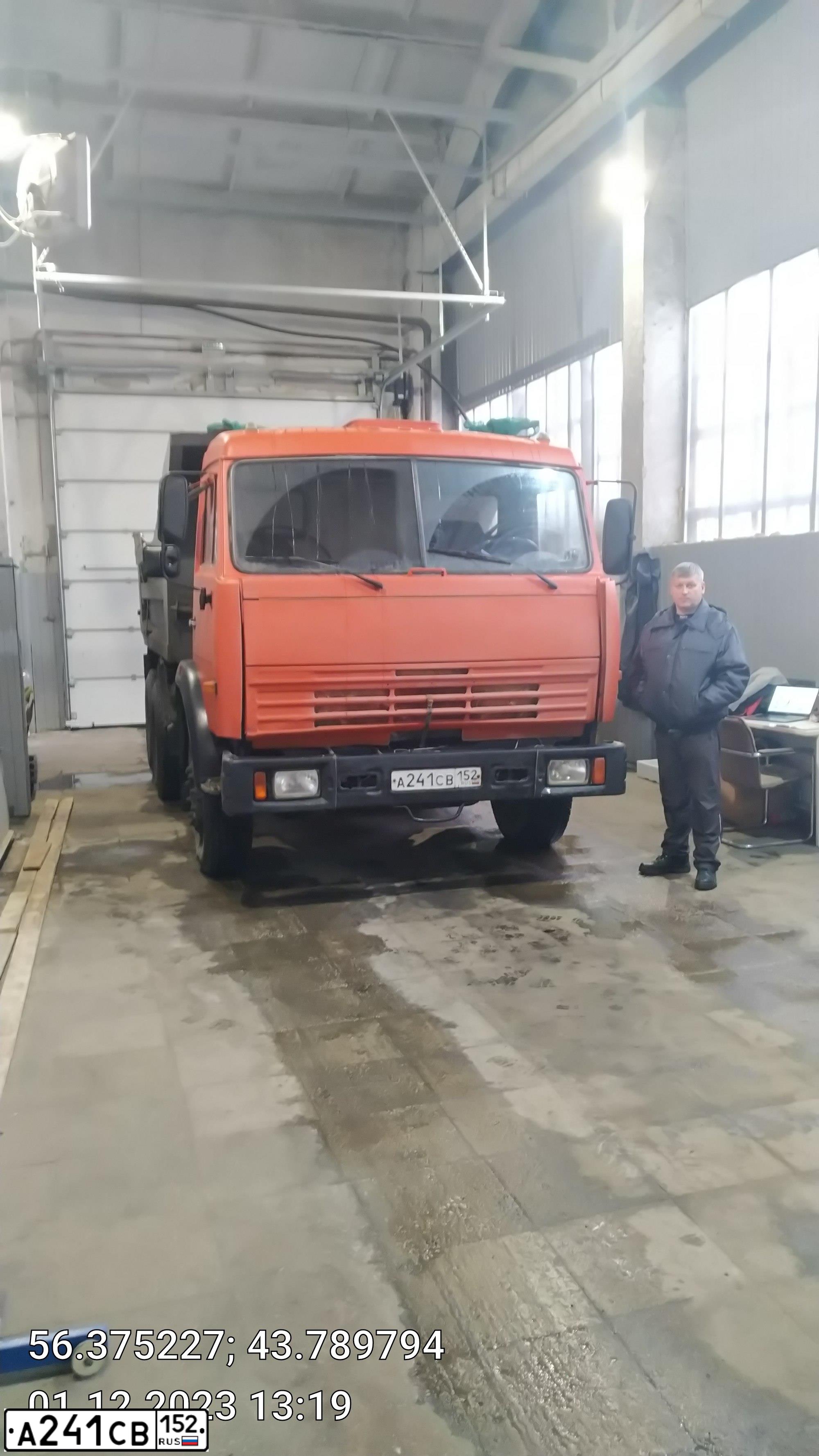 Фото автомобиля KAMAZ 55111 /6X4/, 2003 — госномер А241СВ152. Цвет: Оранжевый