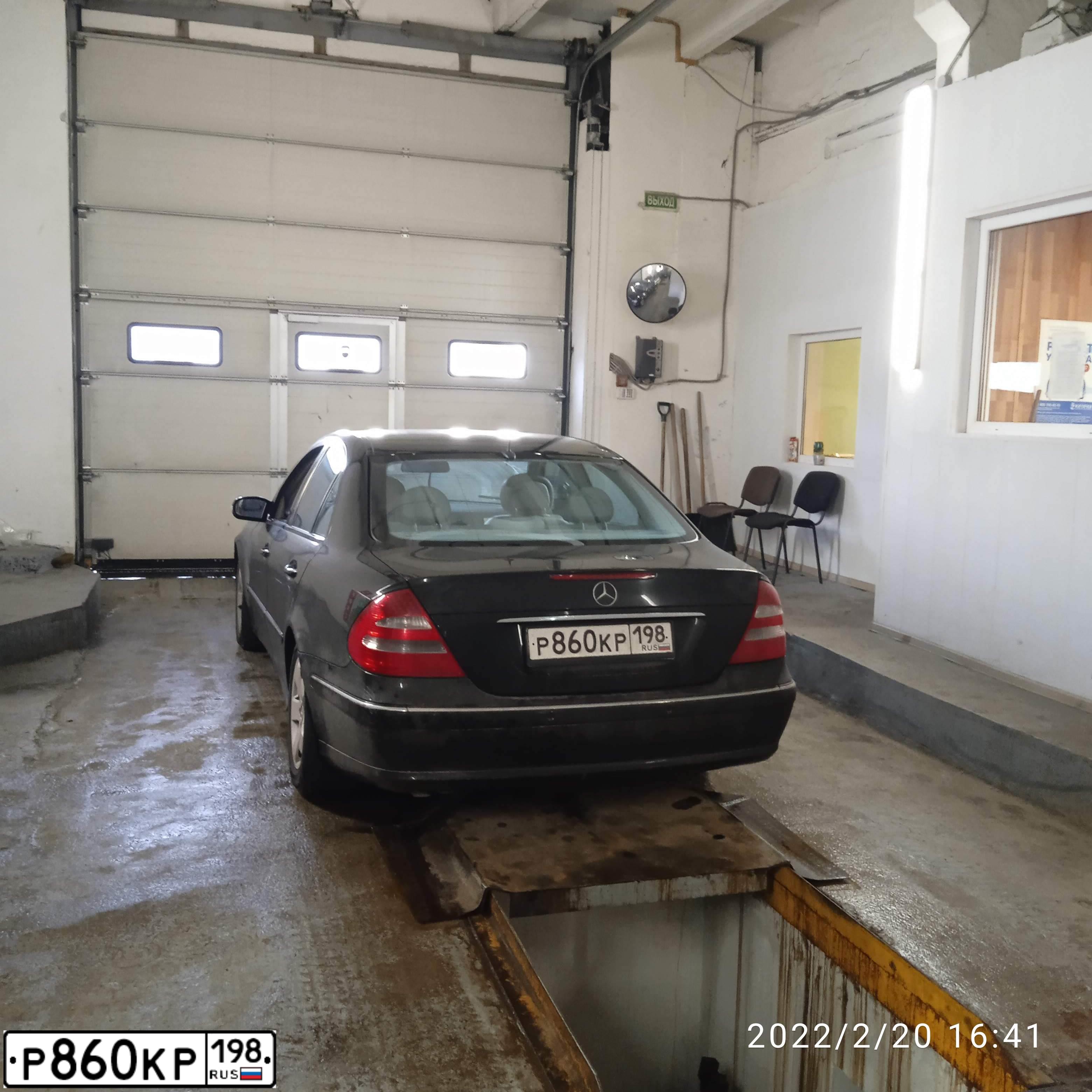Фото автомобиля MERCEDES E-KLASSE, 2005 — госномер Р778МН178. Цвет: ЧЕРНЫЙ