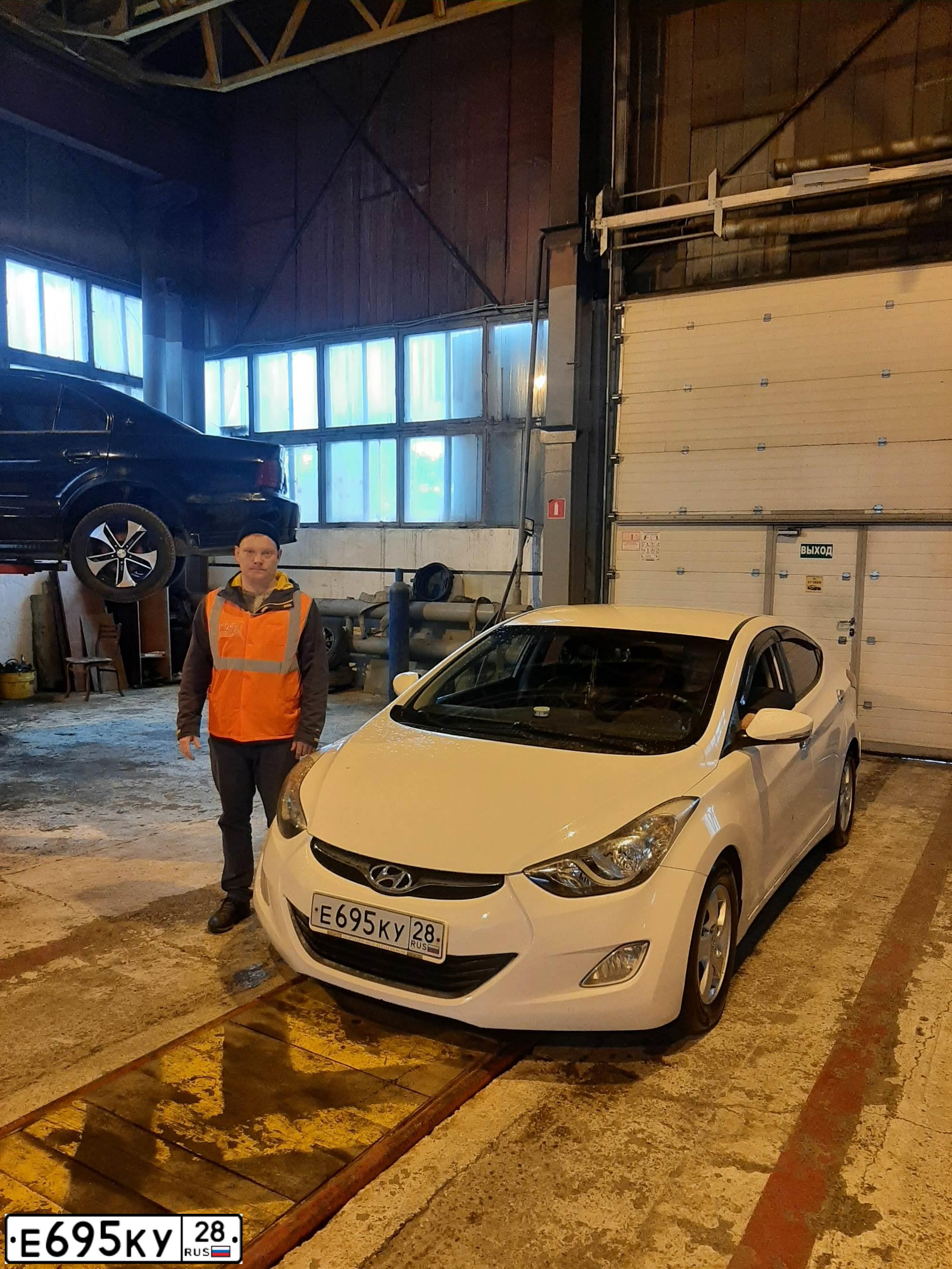 Фото автомобиля HYUNDAI AVANTE, 2010 — госномер Е359ЕО156. Цвет: Белый