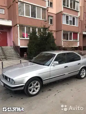 Фото автомобиля BMW SERIE 5, 1992 — госномер Р549СЕ39. Цвет: серебристый