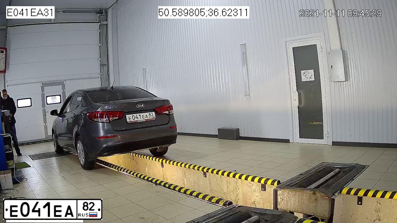 Фото автомобиля KIA RIO, 2016 — госномер Е041ЕА31. Цвет: ТЕМНО-СЕРЫЙ