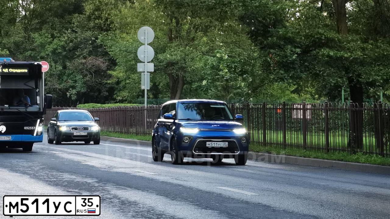 Фото автомобиля KIA SOUL, 2022 — госномер А092КТ977. Цвет: синий
