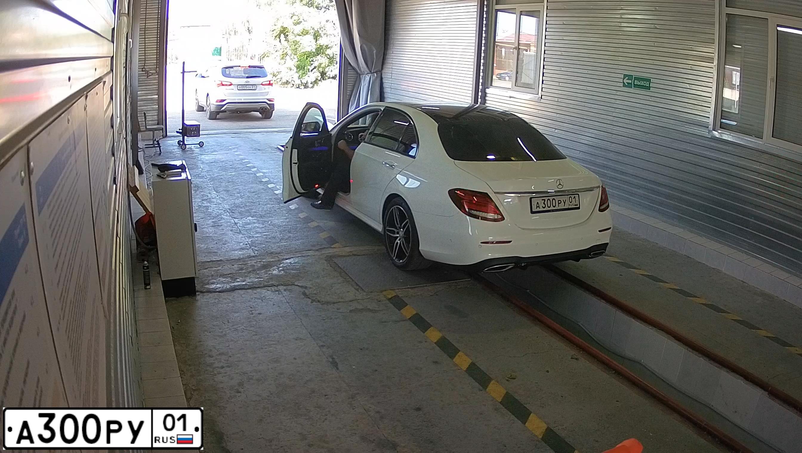 Фото автомобиля MERCEDES E-KLASSE, 2013 — госномер Х077СТ95. Цвет: ЧЕРНЫЙ
