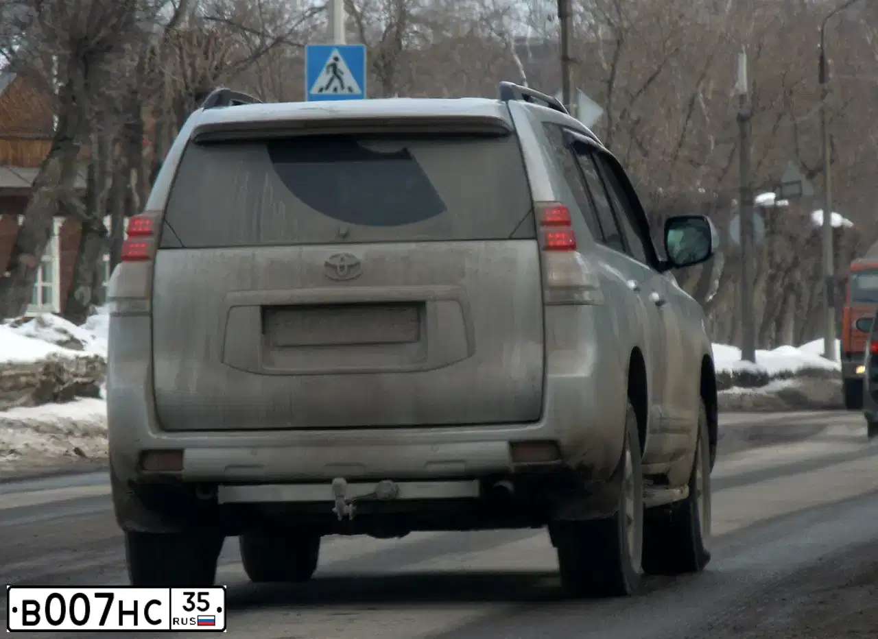 Фото автомобиля MITSUBISHI COLT, 2006 — госномер Н685ТА35. Цвет: ЧЕРНЫЙ