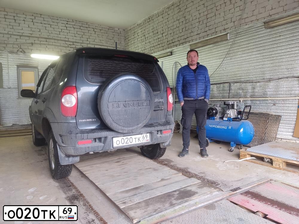 Фото автомобиля CHEVROLET NIVA, 2011 — госномер О020ТК69. Цвет: СИНИЙ МЕТАЛЛИК