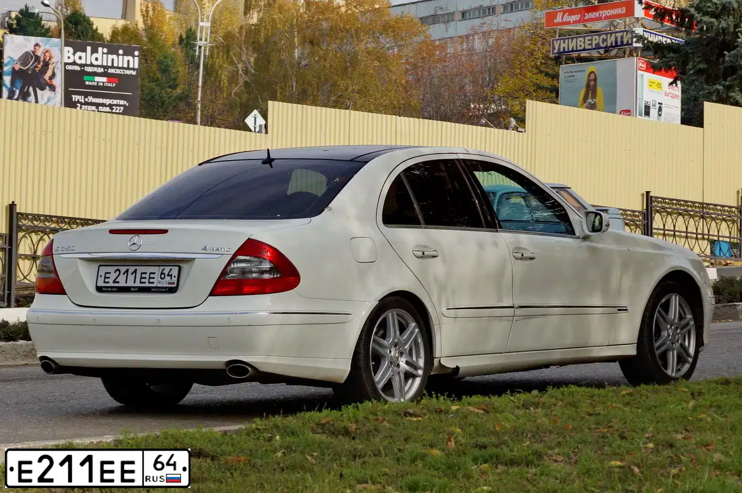 Фото автомобиля MERCEDES E-KLASSE, 2008 — госномер Е211ЕЕ64. Цвет: БЕЛЫЙ