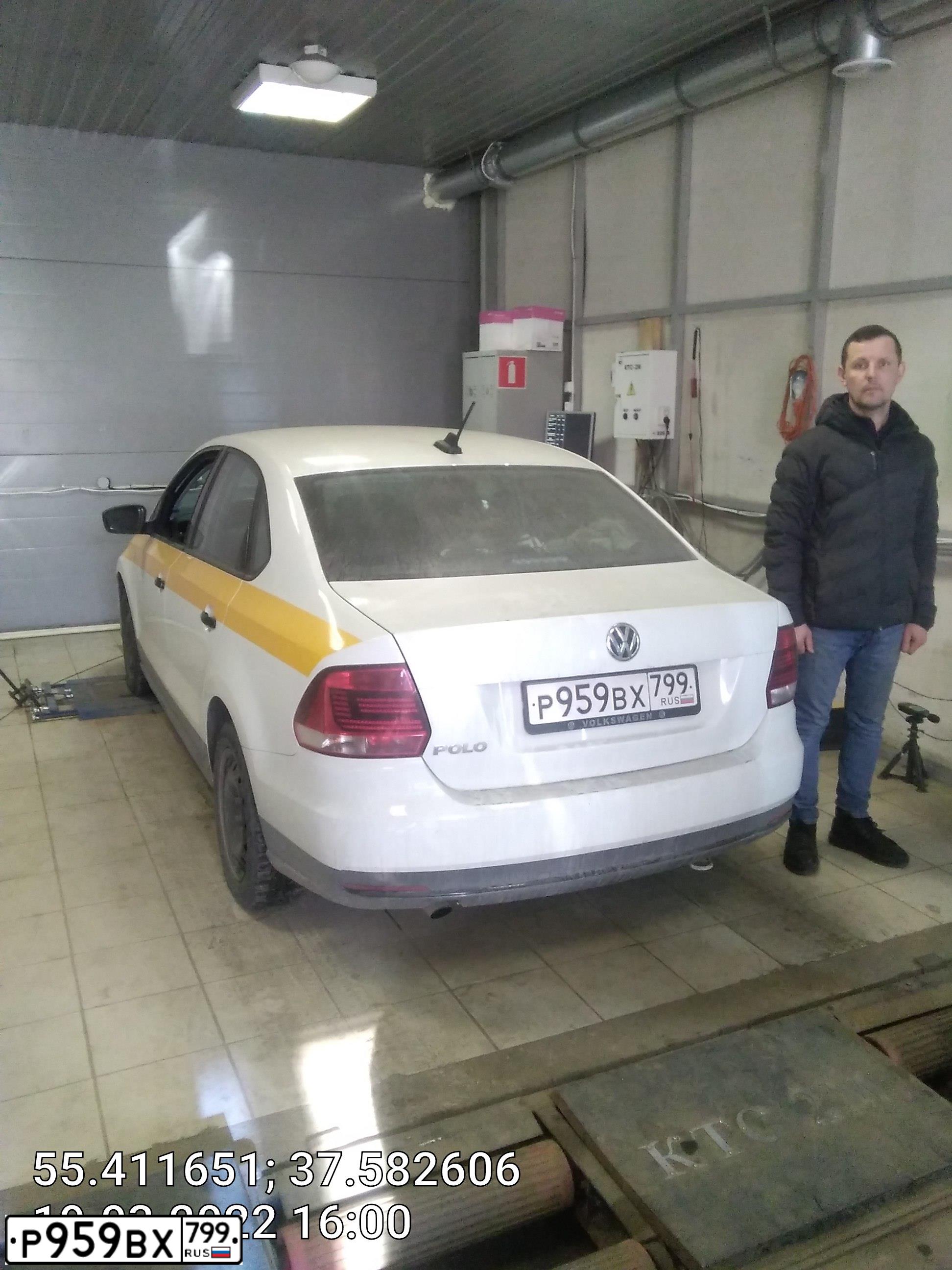 Фото автомобиля VOLKSWAGEN POLO, 2017 — госномер Т590ОВ05. Цвет: БЕЛЫЙ ЖЕЛТЫЙ СЕРЫЙ