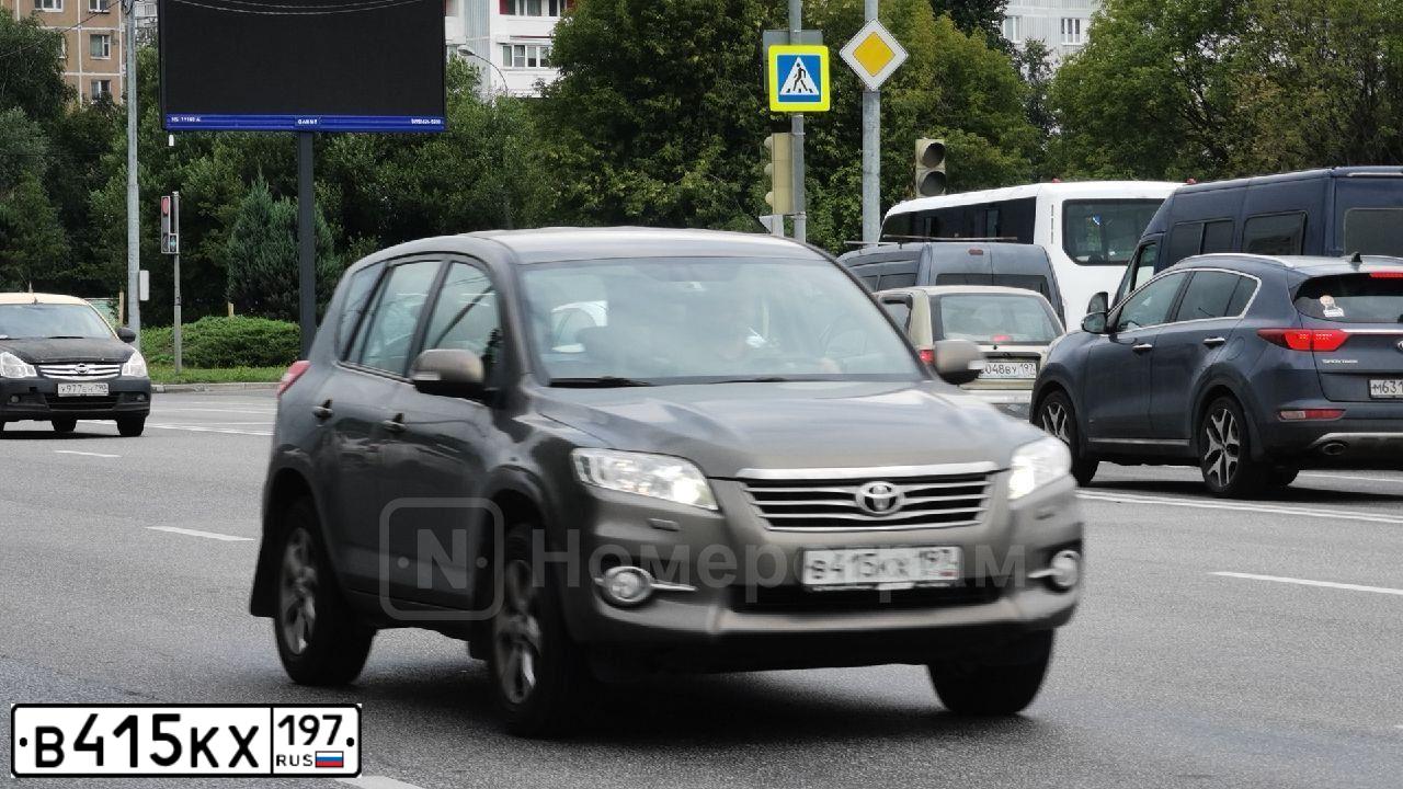 Фото автомобиля TOYOTA RAV4, 2011 — госномер В415КХ197. Цвет: КОРИЧНЕВЫЙ СВЕТЛЫЙ