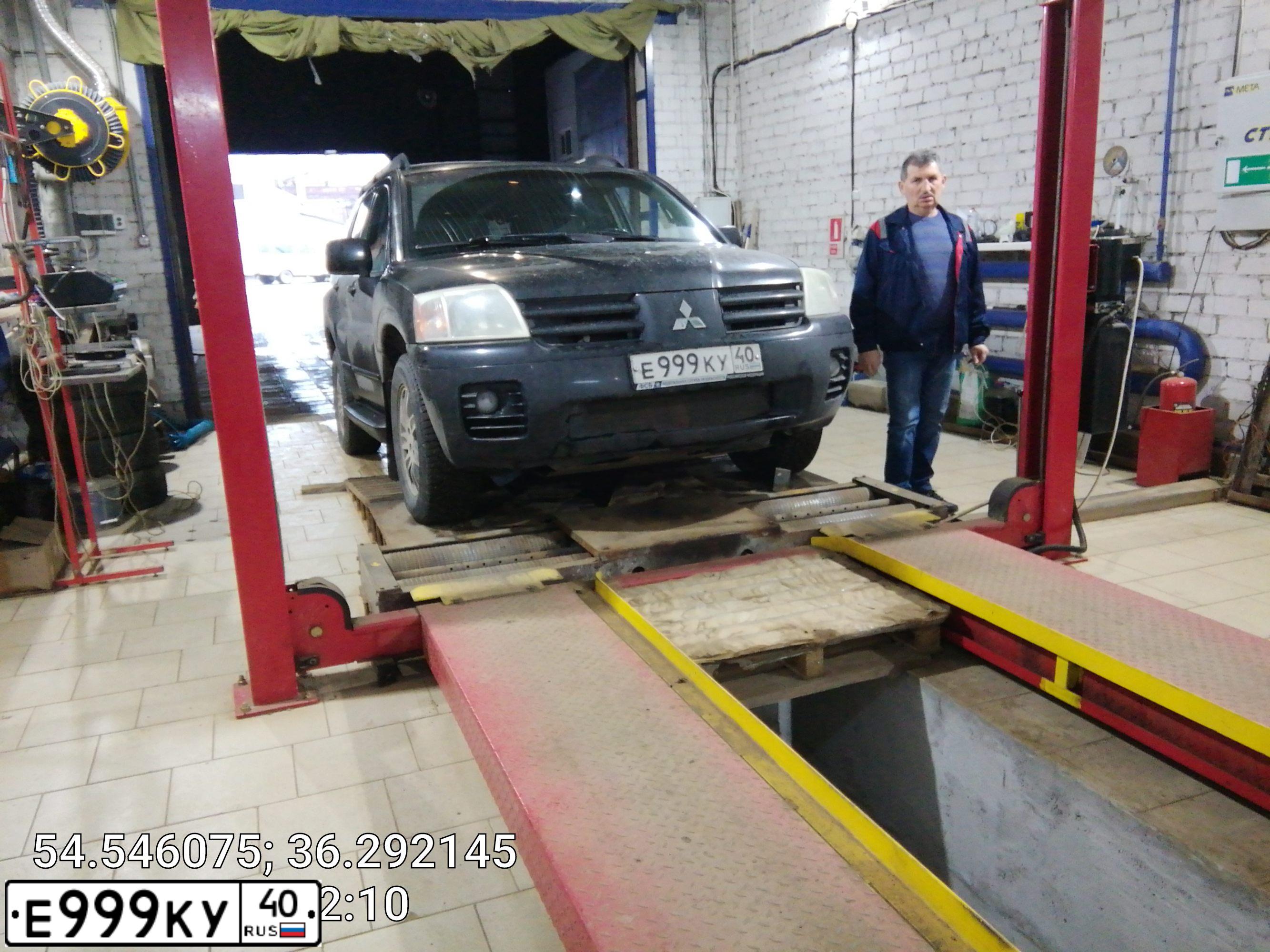 Фото автомобиля MITSUBISHI ENDEAVOR, 2004 — госномер Е999КУ40. Цвет: ЧЕРНЫЙ