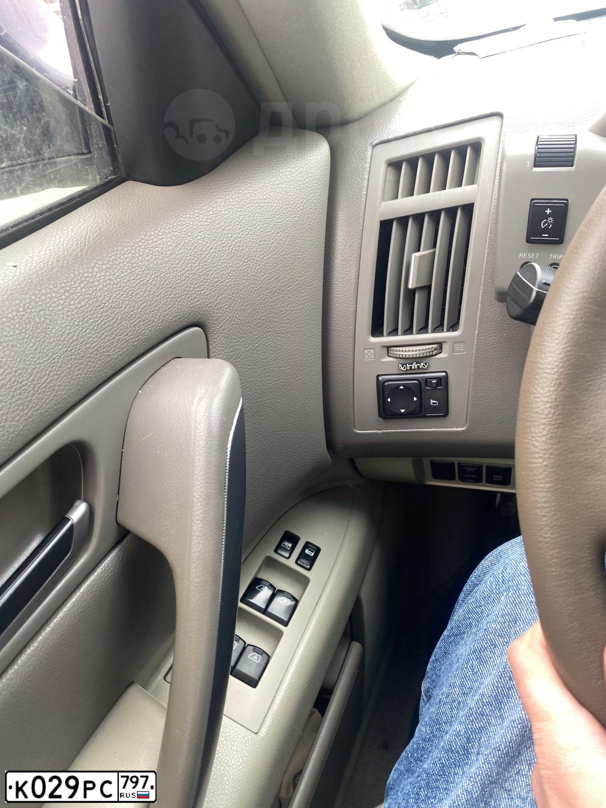 Фото автомобиля INFINITI QX70 /FX/, 2005 — госномер В987КЕ181. Цвет: Белый
