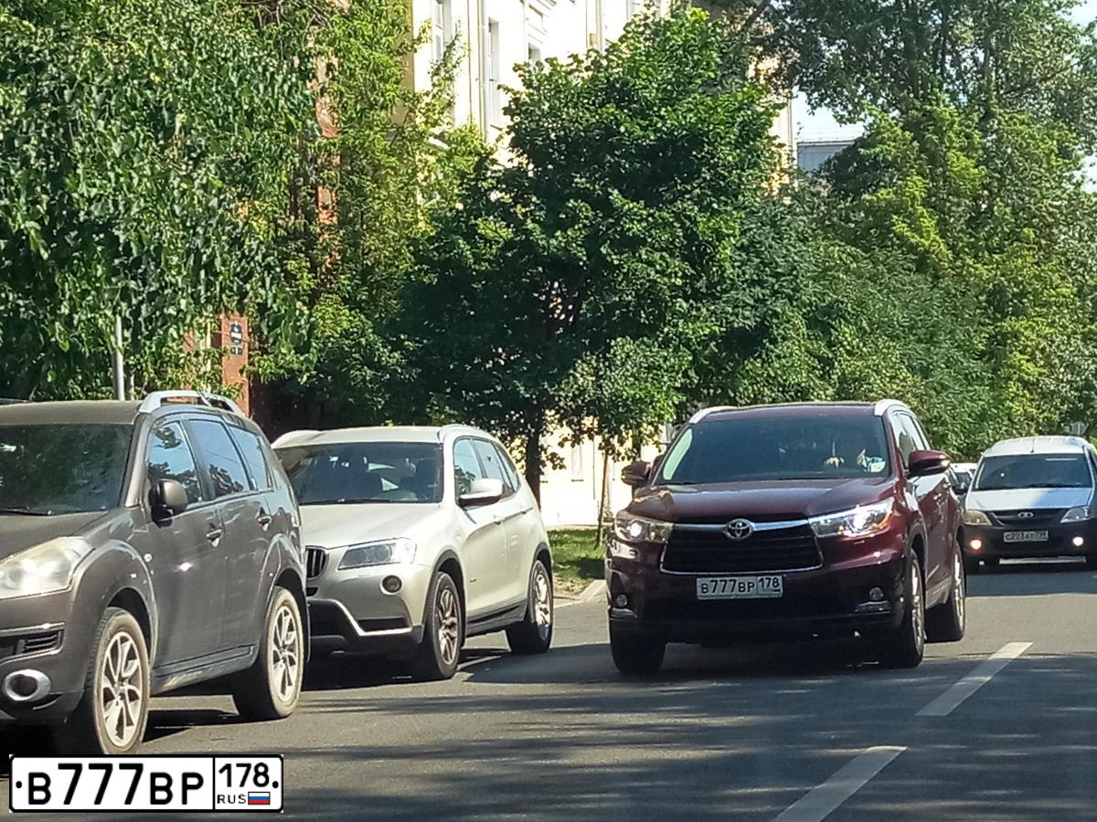 Фото автомобиля TOYOTA HIGHLANDER, 2011 — госномер В777ВР178. Цвет: СЕРЫЙ
