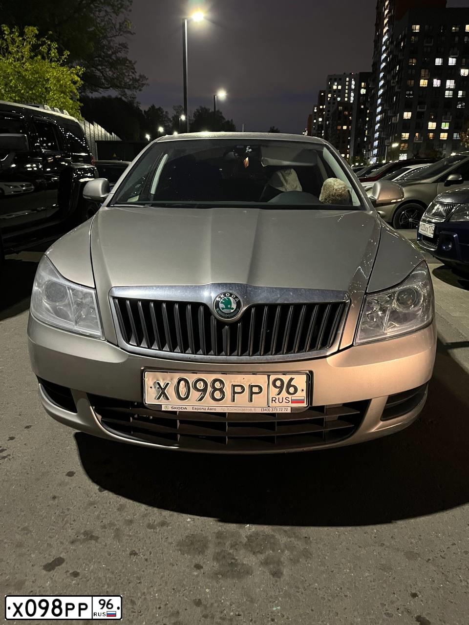 Фото автомобиля SKODA OCTAVIA, 2011 — госномер Х098РР96. Цвет: СЕРЫЙ