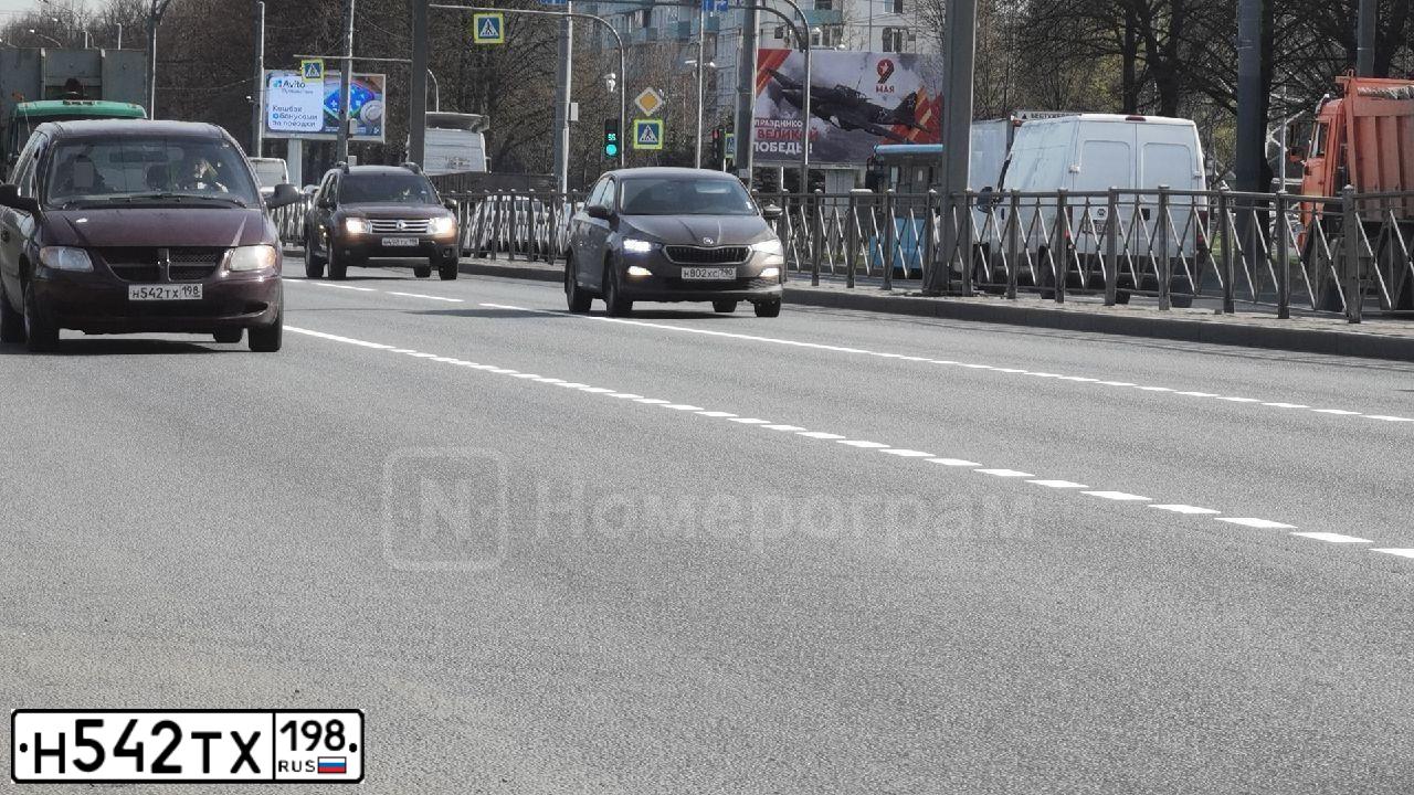 Фото автомобиля DODGE /GRAND/ CARAVAN, 2003 — госномер М801НУ46. Цвет: ВИШНЕВЫЙ