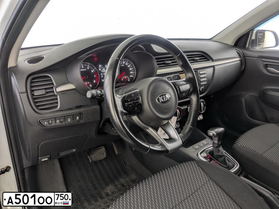 Фото автомобиля KIA RIO, 2017 — госномер А501ОО750. Цвет: БЕЛЫЙ