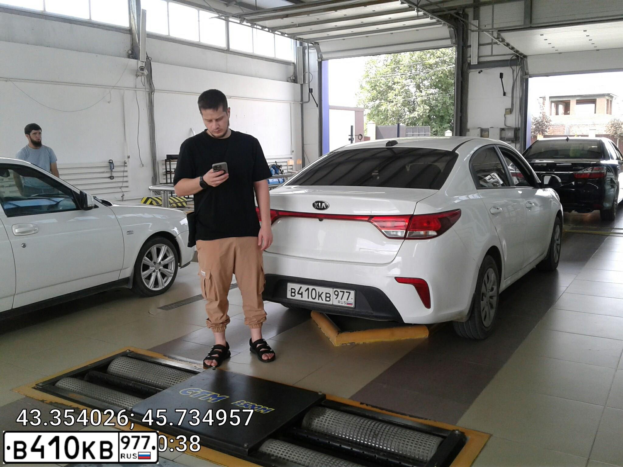 Фото автомобиля KIA RIO, 2018 — госномер Х226АР05. Цвет: Белый