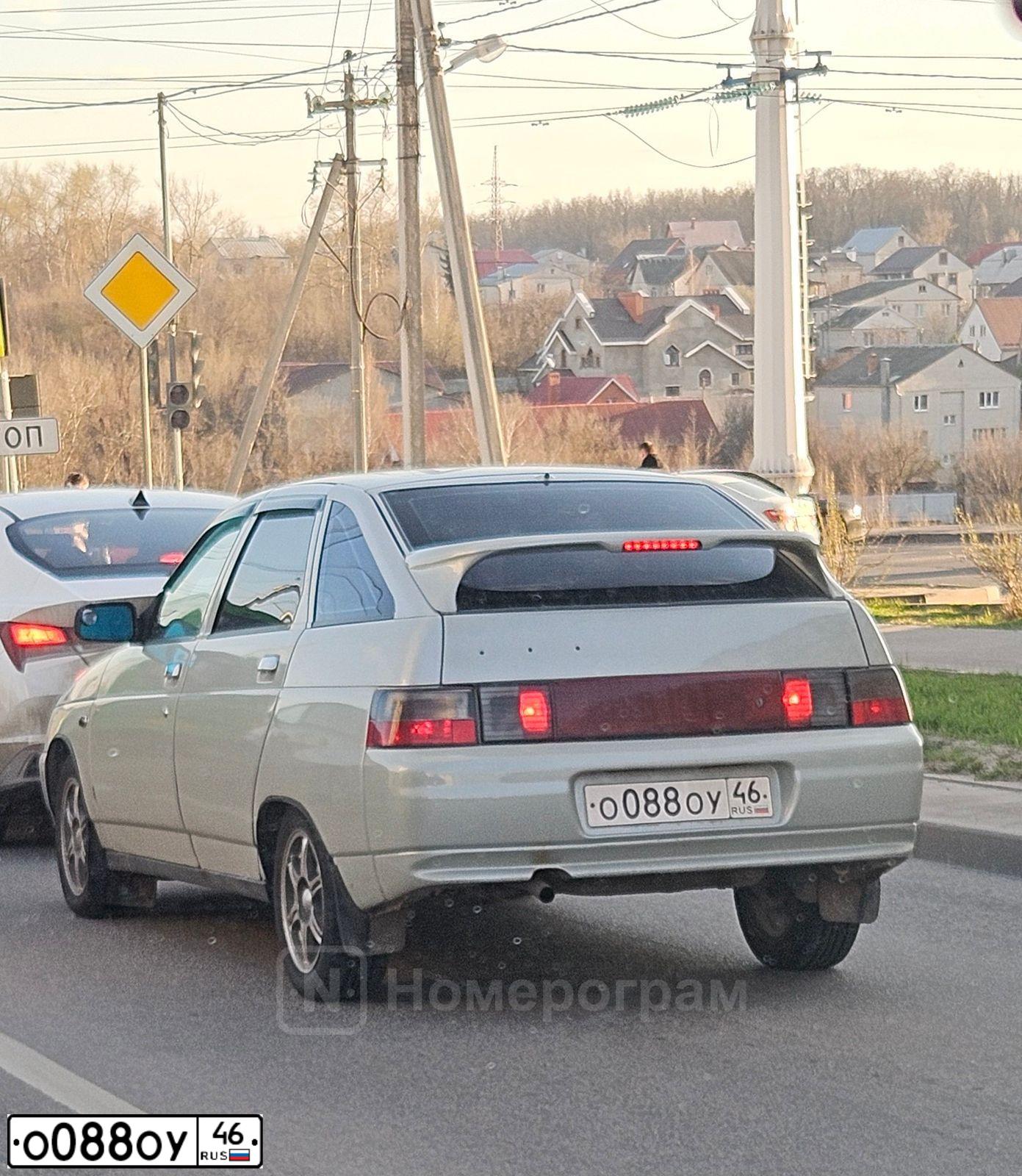 Фото автомобиля LADA 2112, 2004 — госномер О088ОУ46. Цвет: МОЛОЧНО-БЕЛЫЙ СЕРЕБРИСТЫЙ