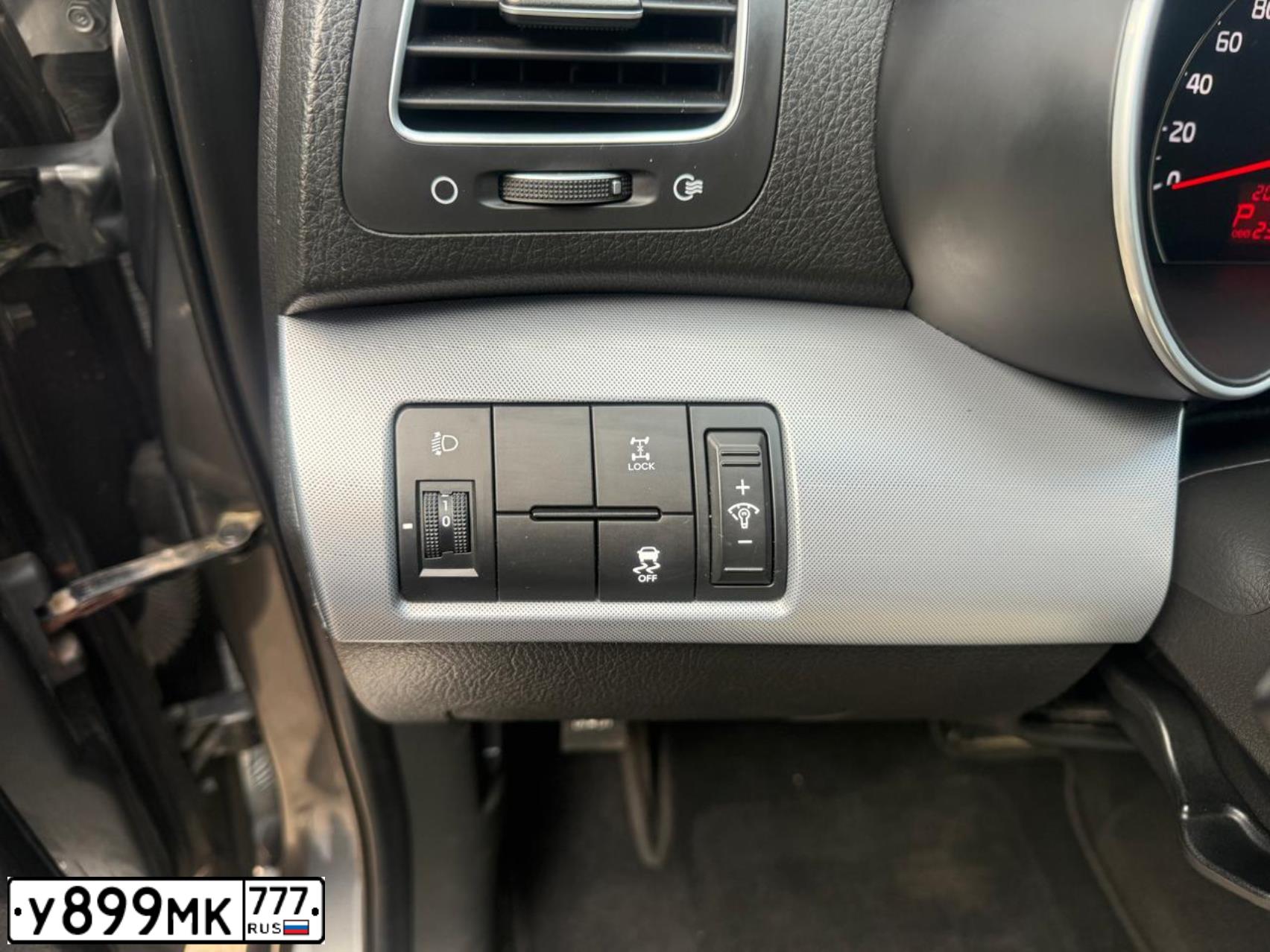 Фото автомобиля KIA SORENTO, 2014 — госномер У899МК777. Цвет: Серый