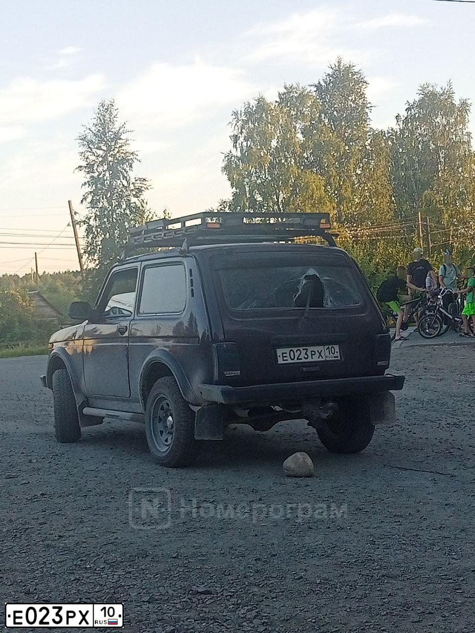Фото автомобиля LADA 2121 NIVA, 2002 — госномер Е023РХ10. Цвет: ТЕМНО-БОРДОВЫЙ