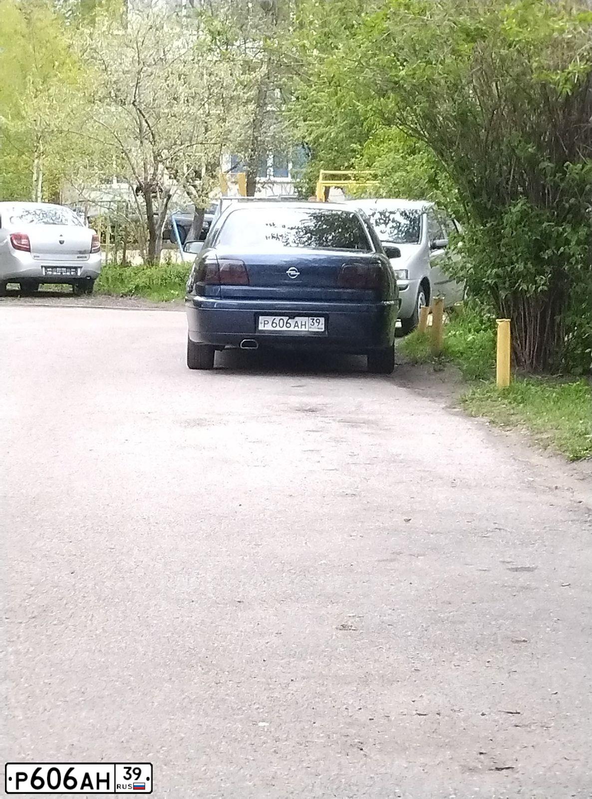 Фото автомобиля OPEL OMEGA, 1994 — госномер Р606АН39. Цвет: СИНИЙ