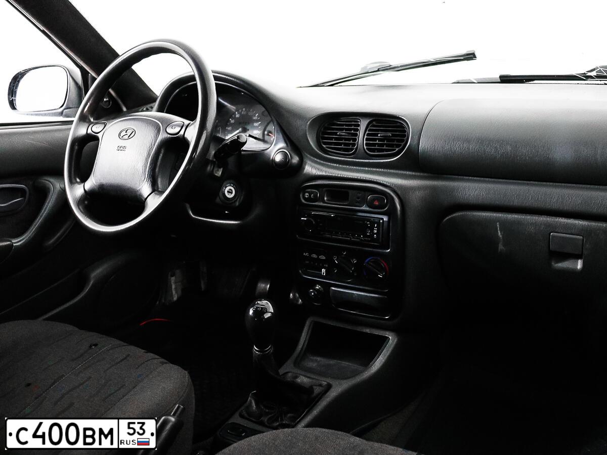 Фото автомобиля HYUNDAI ACCENT, 1999 — госномер Н853СТ198. Цвет: ФИОЛЕТОВЫЙ