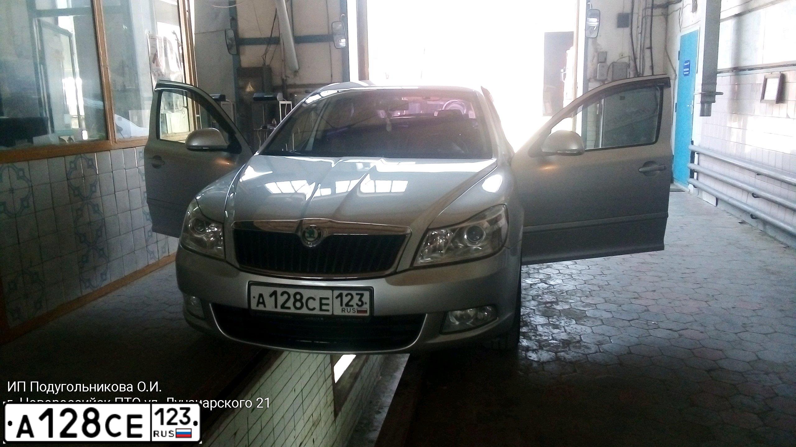 Фото автомобиля SKODA OCTAVIA, 2010 — госномер А128СЕ123. Цвет: СЕРЕБРИСТЫЙ
