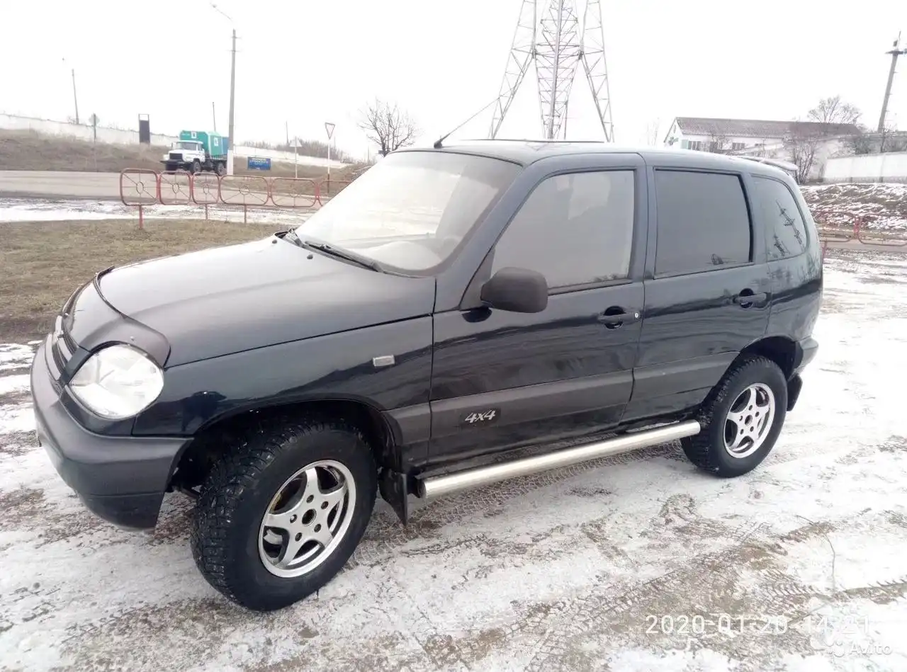 Фото автомобиля CHEVROLET NIVA, 2006 — госномер М139ВТ323. Цвет: Черно-синий металлик