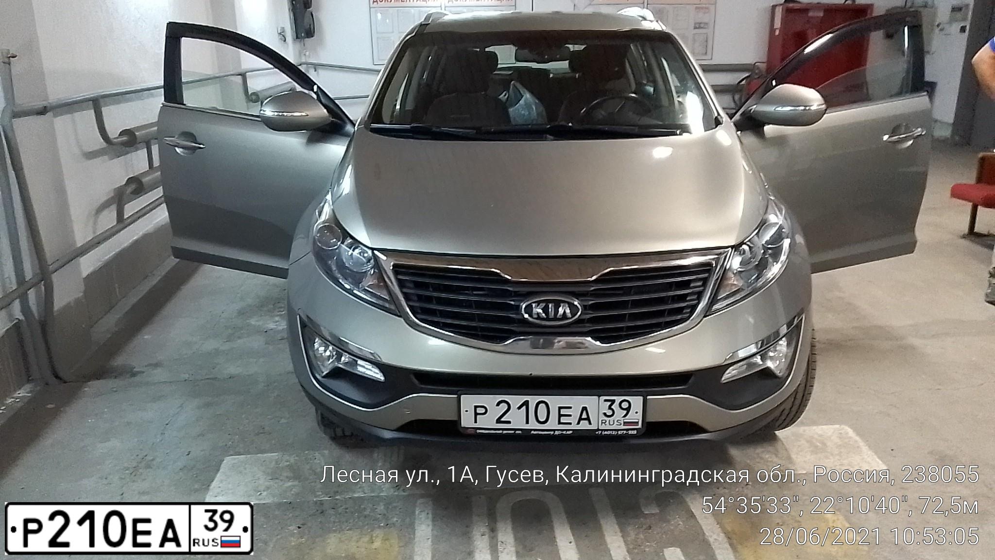 Фото автомобиля KIA SPORTAGE, 2012 — госномер Р210ЕА39. Цвет: серебристый