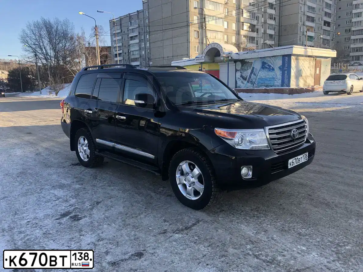 Фото автомобиля TOYOTA LANDCRUISER 200, 2012 — госномер К670ВТ138. Цвет: ЧЕРНЫЙ