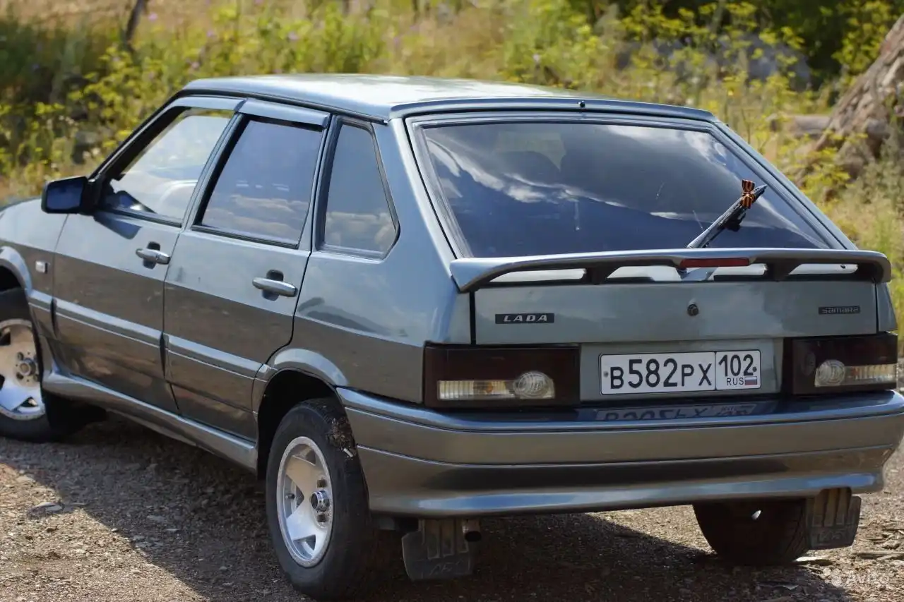 Фото автомобиля LADA 2109 SAMARA, 2002 — госномер М948КР702. Цвет: СЕРЕБРИСТ ЖЕЛТО-ЗЕЛЕНЫЙ
