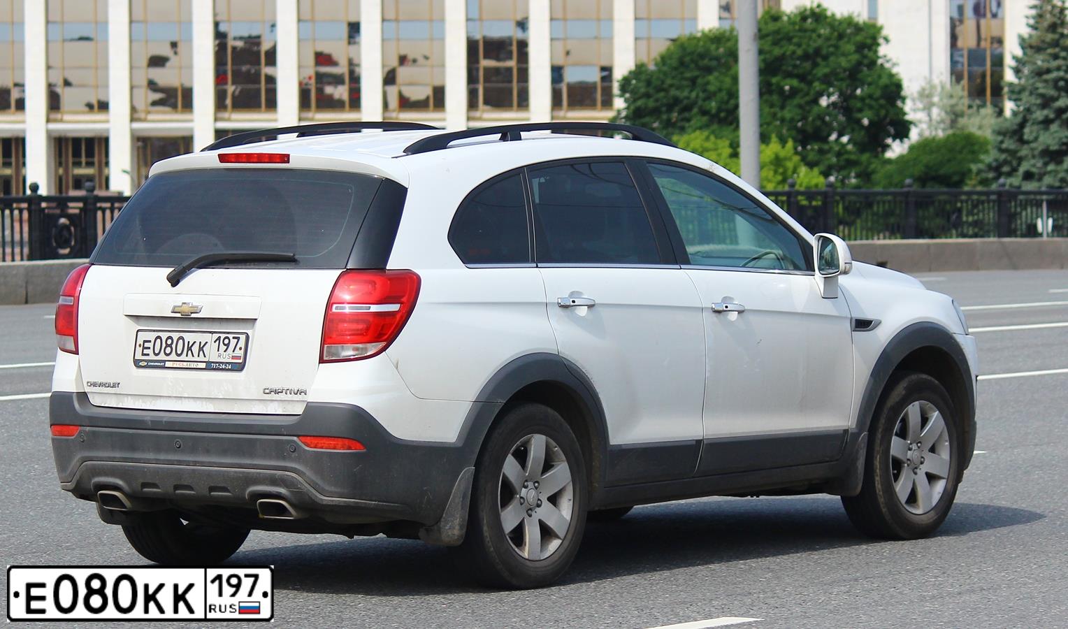 Фото автомобиля CHEVROLET CAPTIVA, 2014 — госномер Е080КК197. Цвет: Белый