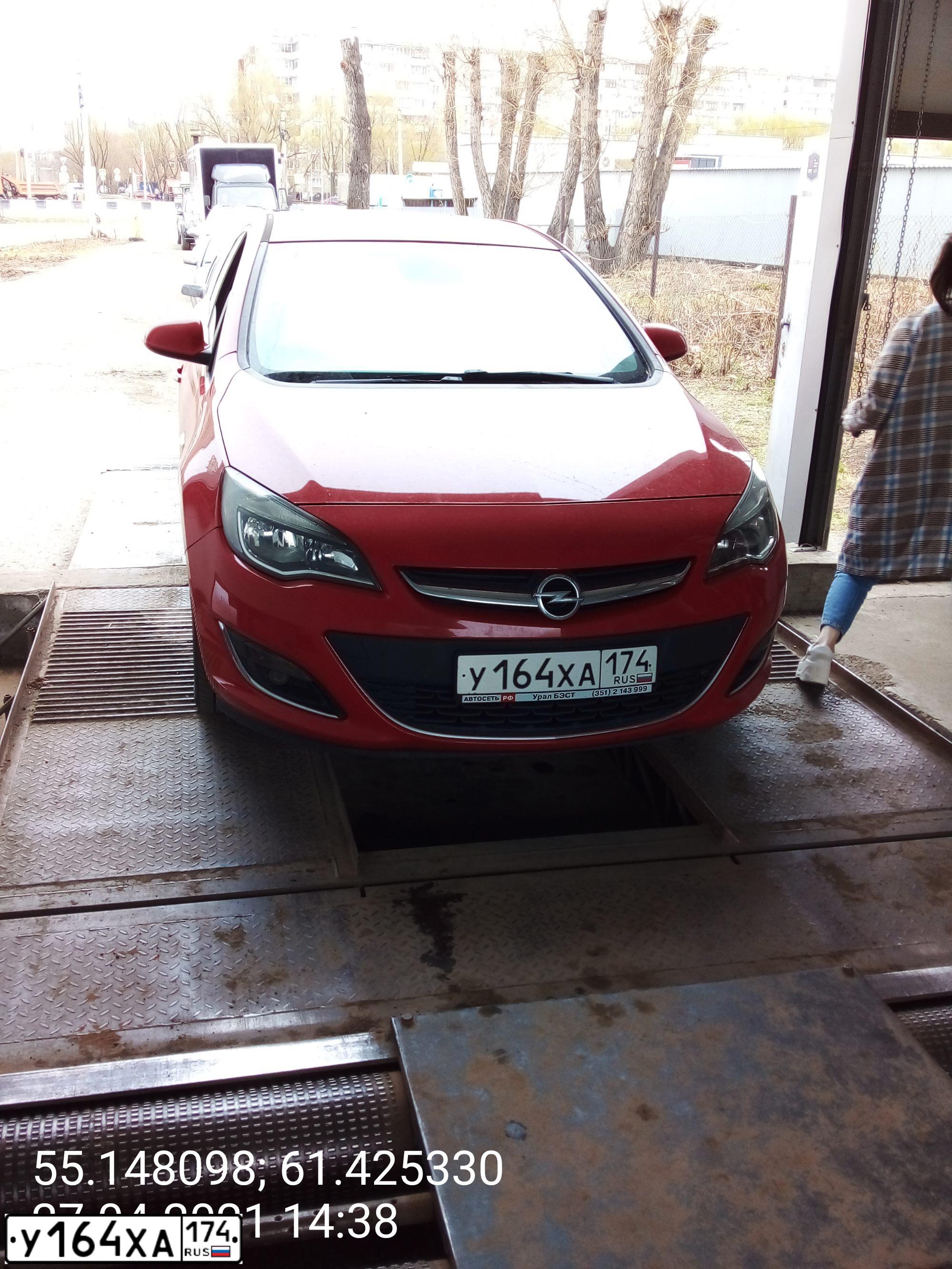 Фото автомобиля OPEL ASTRA, 2012 — госномер Е700ВЕ774. Цвет: Красный
