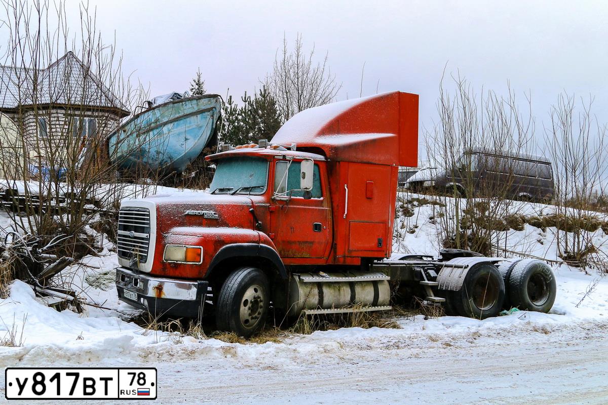 Фото автомобиля FORD L-SERIE, 1995 — госномер У817ВТ78. Цвет: Красный