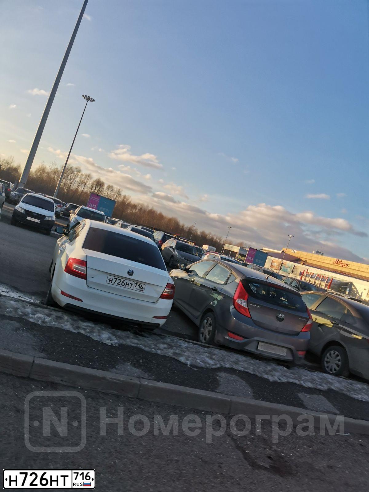 Фото автомобиля SKODA OCTAVIA, 2016 — госномер Н726НТ716. Цвет: Белый