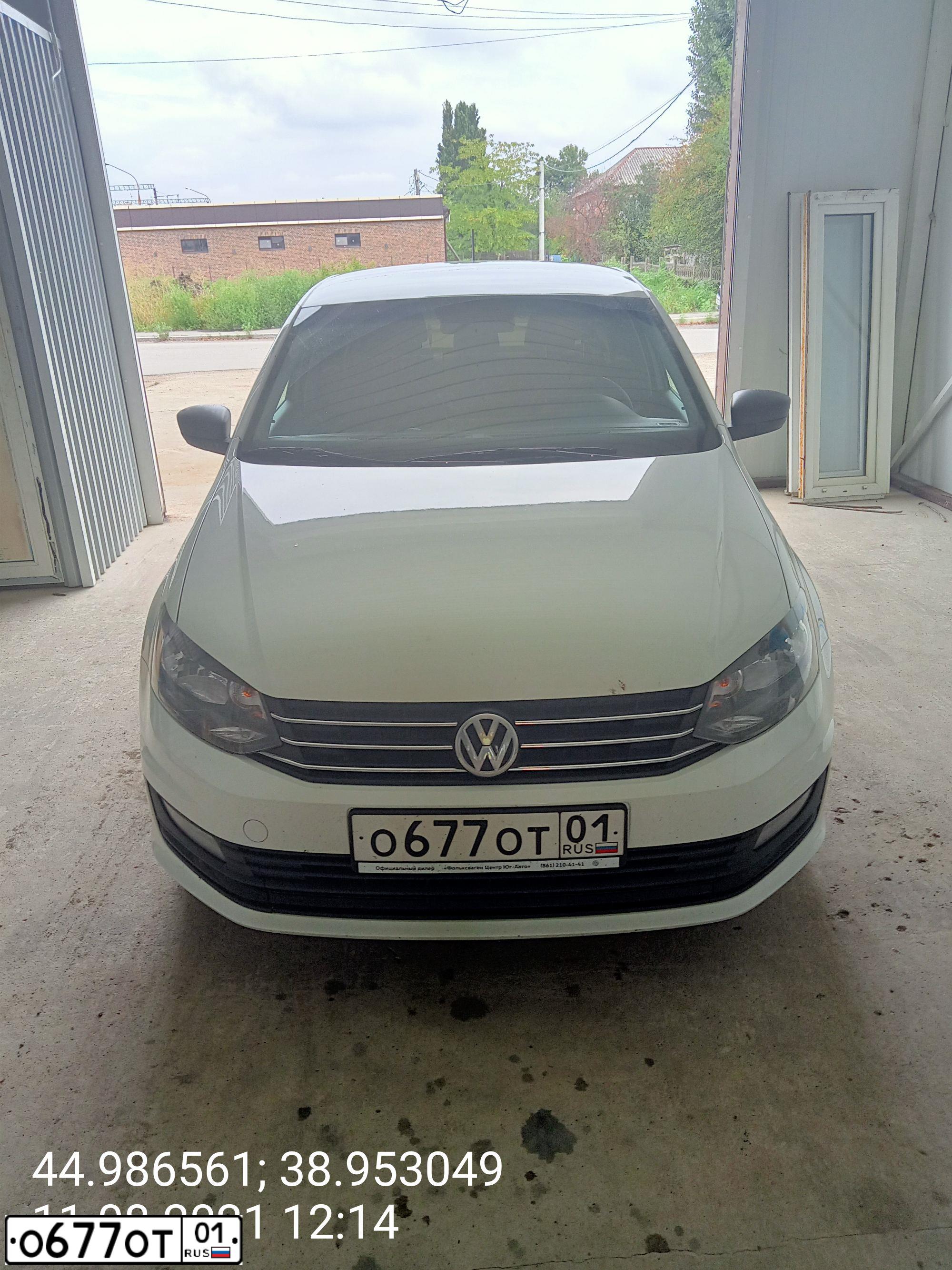 Фото автомобиля VOLKSWAGEN POLO, 2016 — госномер О677ОТ01. Цвет: БЕЛЫЙ