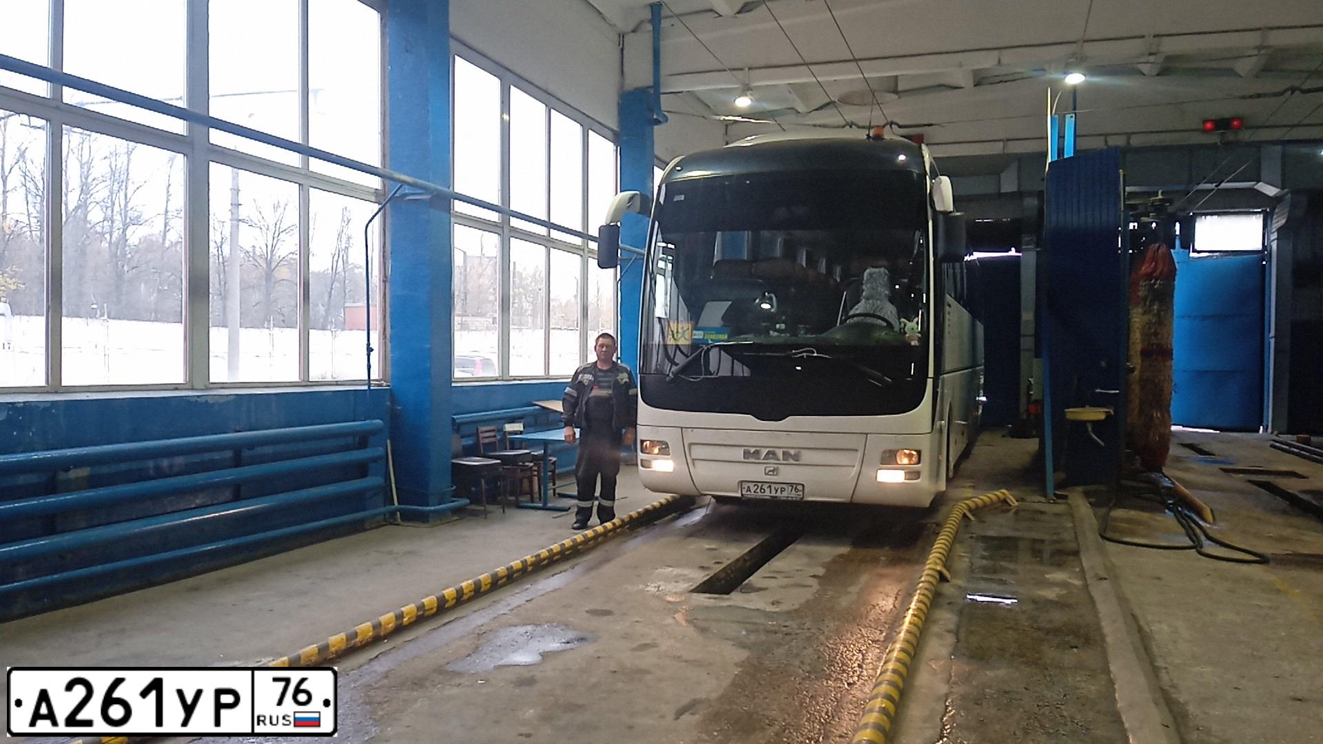 Фото автомобиля MAN LIONS COACH, 2011 — госномер А261УР76. Цвет: БЕЛЫЙ СЕРЫЙ