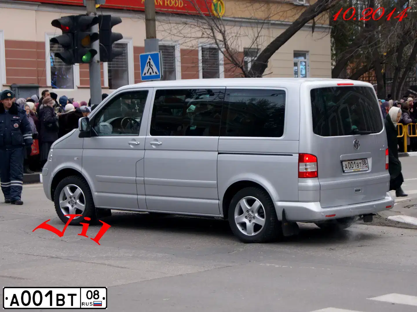 Фото автомобиля VOLKSWAGEN MULTIVAN, 2006 — госномер А001ВТ08. Цвет: СЕРЕБРИСТЫЙ