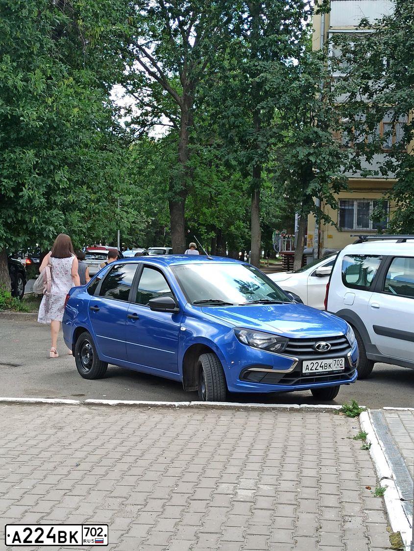 Фото автомобиля LADA 2190 GRANTA, 2019 — госномер А224ВК702. Цвет: ЯРКО-СИНИЙ