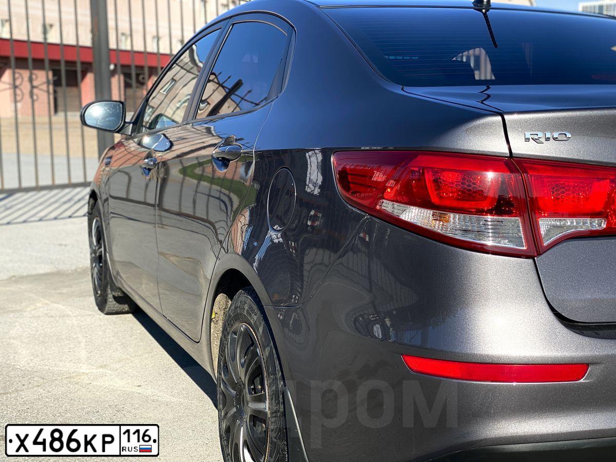 Фото автомобиля KIA RIO, 2016 — госномер В352СР702. Цвет: ТЕМНО-СЕРЫЙ