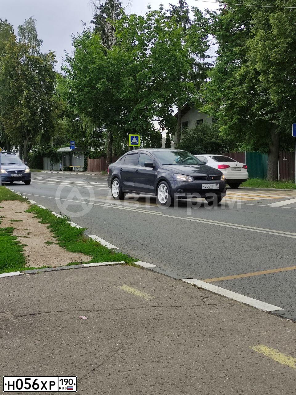 Фото автомобиля VOLKSWAGEN POLO, 2012 — госномер Н056ХР190. Цвет: СЕРЫЙ