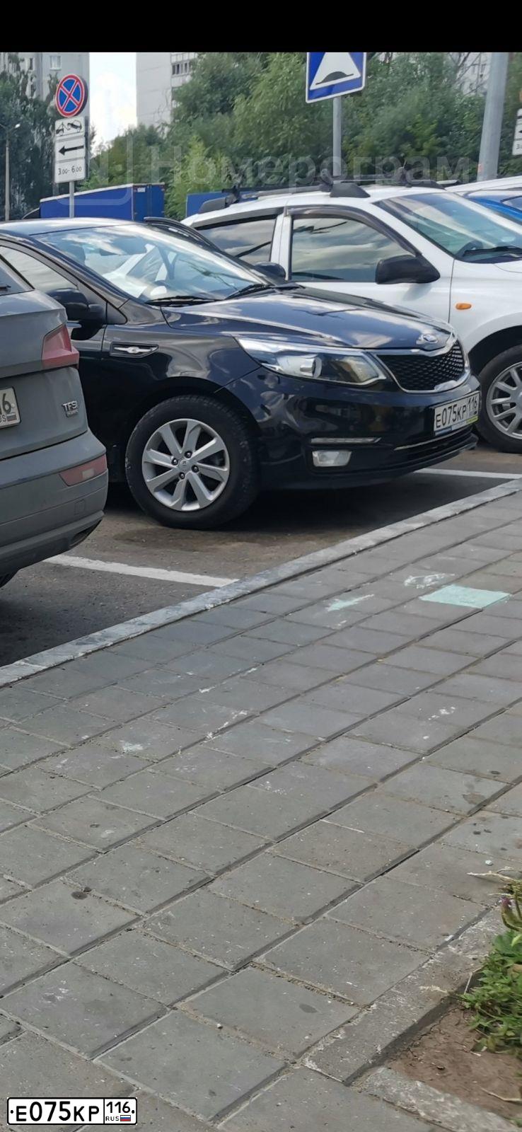 Фото автомобиля KIA RIO, 2017 — госномер Е075КР116. Цвет: ЧЕРНЫЙ