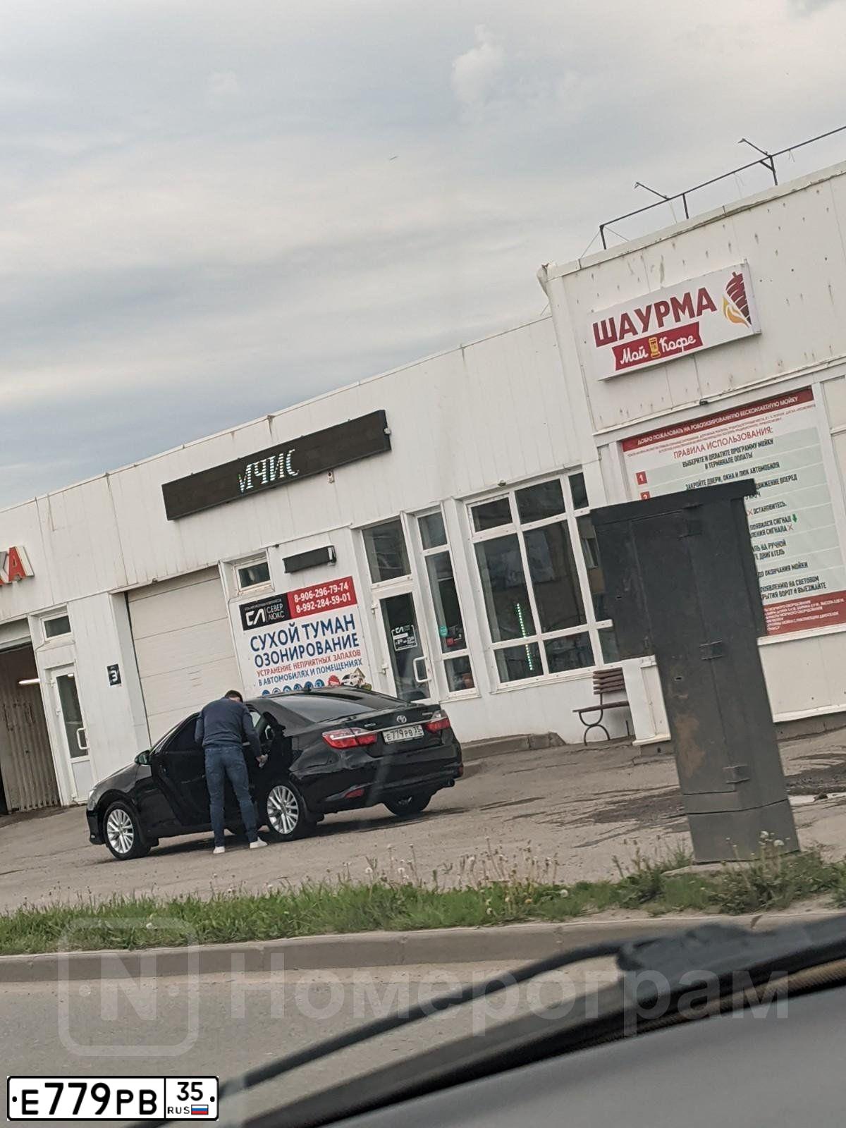 Фото автомобиля TOYOTA CAMRY, 2015 — госномер Е779РВ35. Цвет: ЧЕРНЫЙ МЕТАЛЛИК