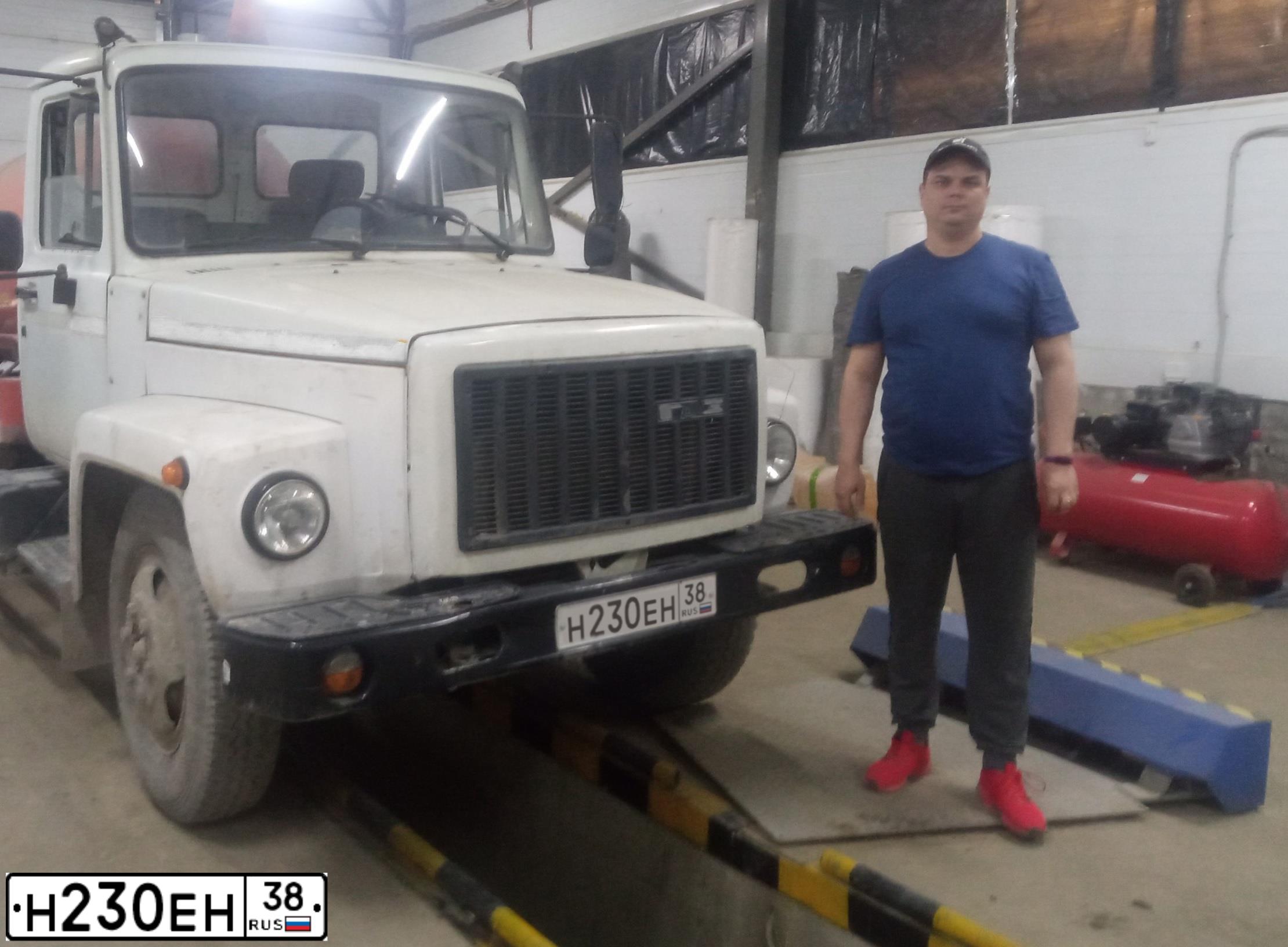 Фото автомобиля GAZ 3307, 1993 — госномер Н230ЕН38. Цвет: БЕЛЫЙ