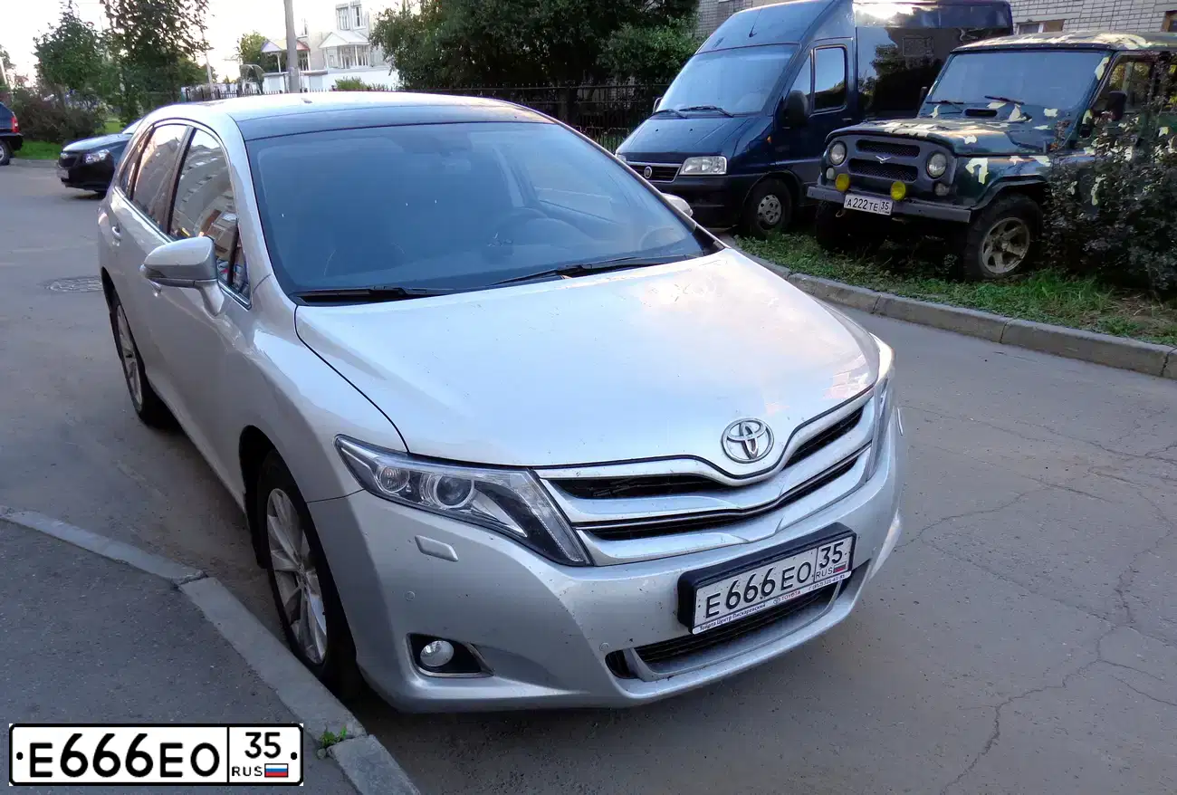 Фото автомобиля TOYOTA VENZA, 2013 — госномер Е217ТО198. Цвет: СЕРЕБРИСТЫЙ
