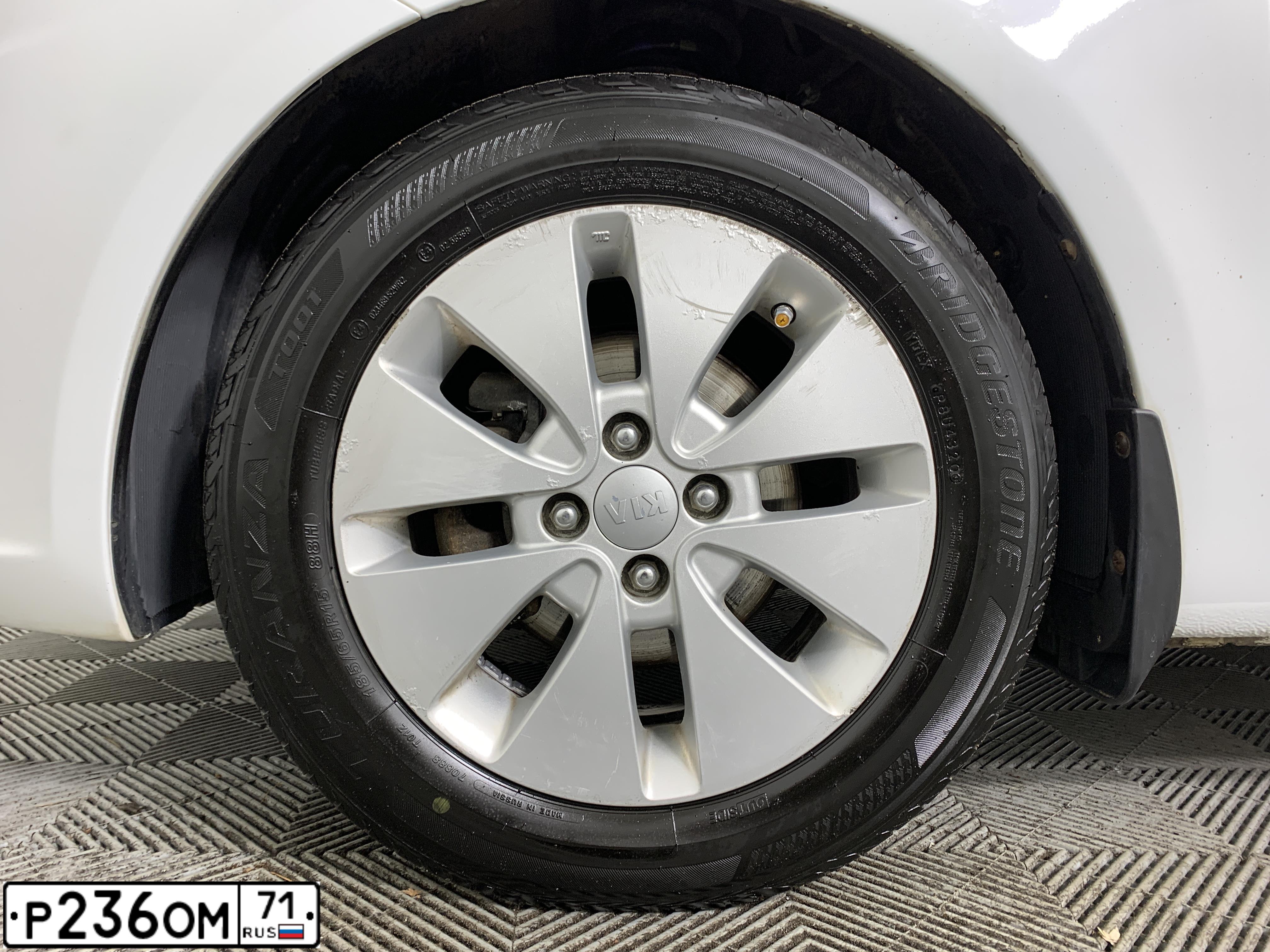 Фото автомобиля KIA RIO, 2014 — госномер Р236ОМ71. Цвет: Белый
