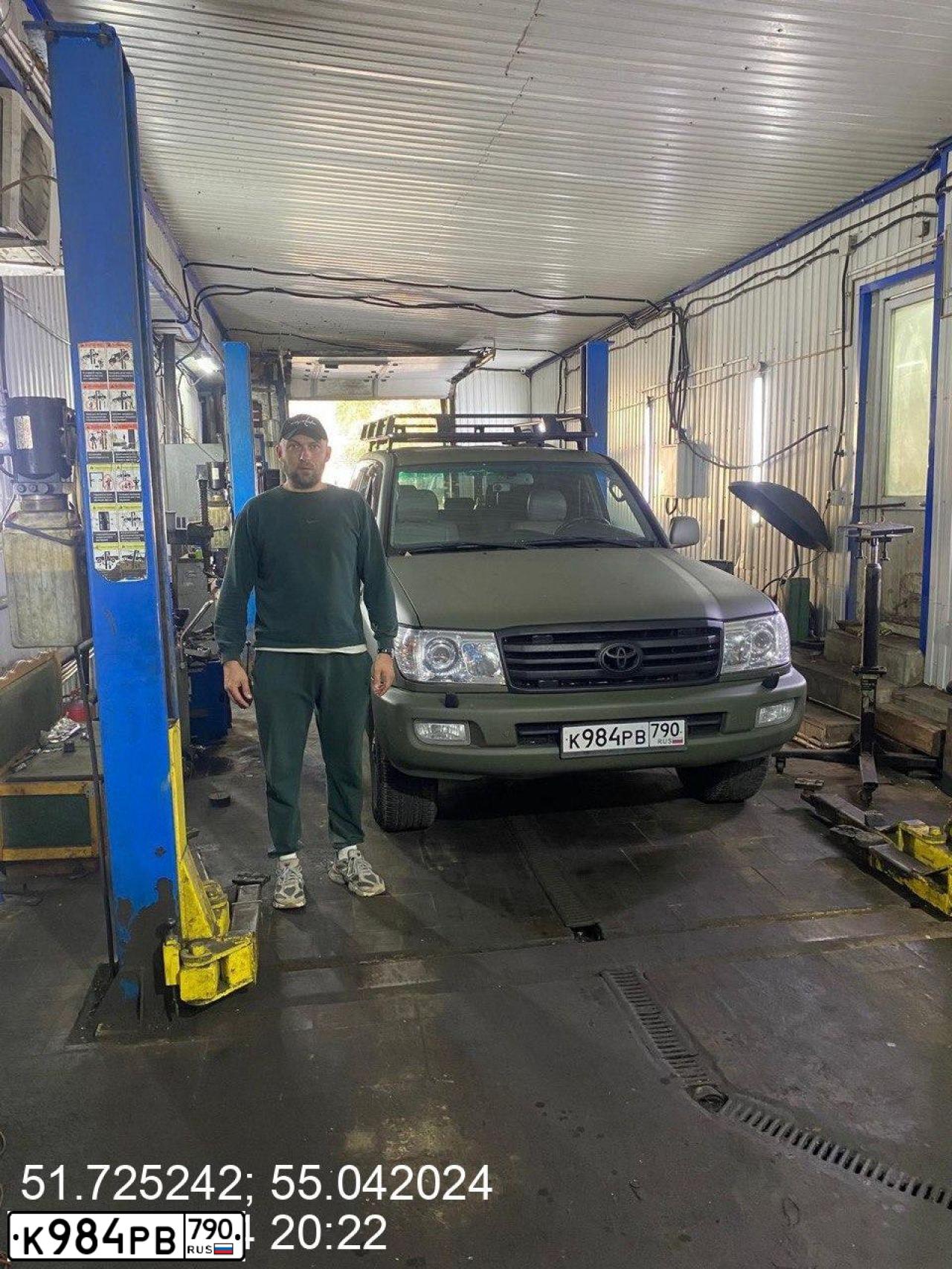 Фото автомобиля TOYOTA LANDCRUISER, 2006 — госномер К984РВ790. Цвет: ЗЕЛЕНЫЙ