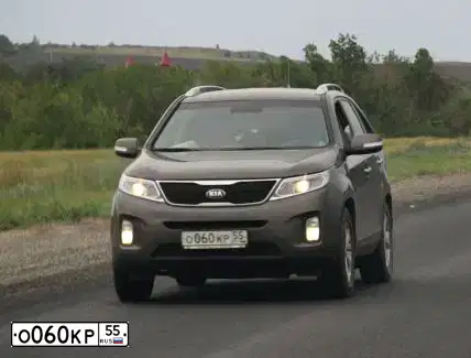 Фото автомобиля KIA SORENTO, 2013 — госномер О060КР55. Цвет: БЕЖЕВЫЙ