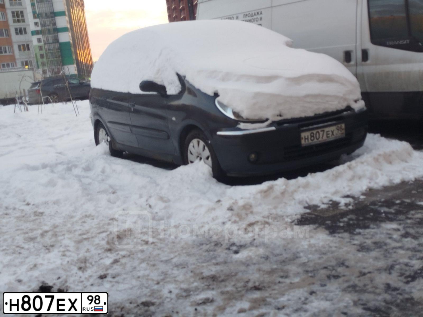 Фото автомобиля CITROEN XSARA PICASSO, 2004 — госномер Н807ЕХ98. Цвет: ТЕМНО-СЕРЫЙ