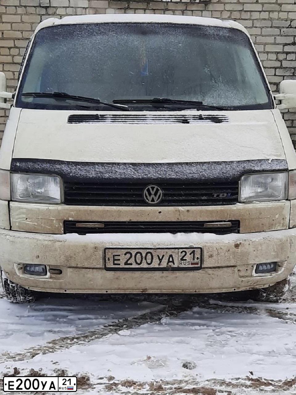 Фото автомобиля RENAULT LOGAN, 2006 — госномер Е200УА21. Цвет: СВЕТЛО-ЗЕЛЕНЫЙ
