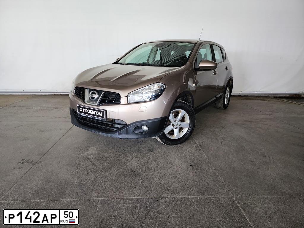 Фото автомобиля NISSAN QASHQAI, 2013 — госномер Р142АР50. Цвет: КОРИЧНЕВЫЙ СВЕТЛЫЙ
